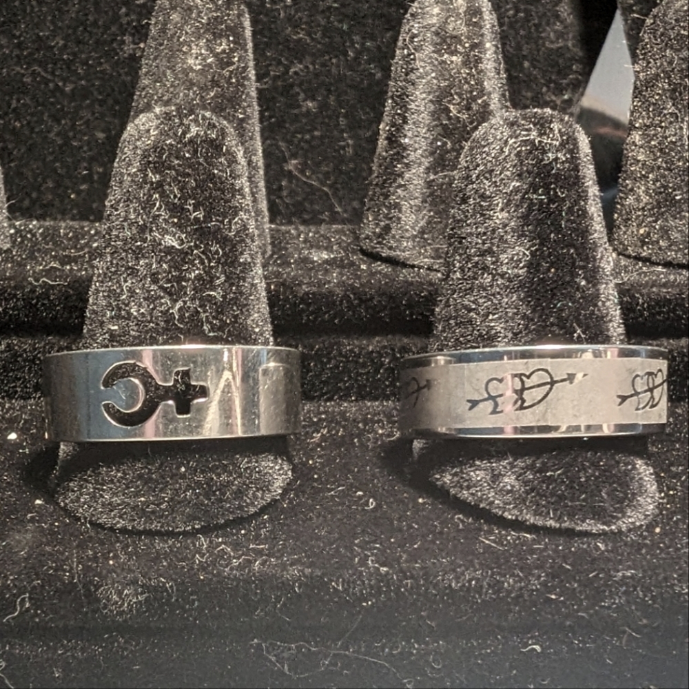 Lot 2‎ unisex silvertone stainless bands crossed hearts and cut out trans symbol